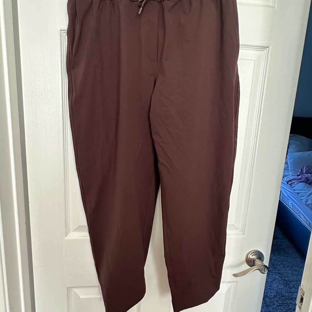 lululemon athletica Women's Brown Straight Leg Pants mid rise tapered leg 7/8